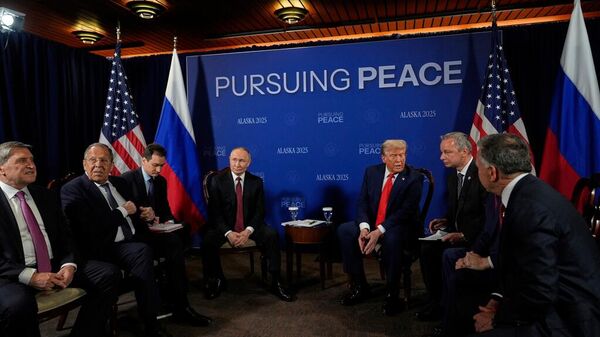 Президенты РФ и США Владимир Путин и Дональд Трамп во время переговоров (15 августа 2025). Аляска - Sputnik Армения
