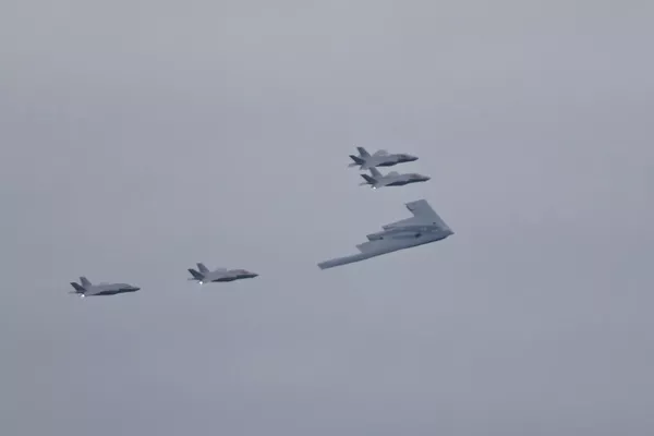 F-35 կործանիչներն ու B-2 ռմբակոծիչը Էլմենդորֆ-Ռիչարդսոն միացյալ ռազմակայանի երկնքում՝ ՌԴ-ի և ԱՄՆ-ի նախագահների հանդիպման նախաշեմին - Sputnik Արմենիա