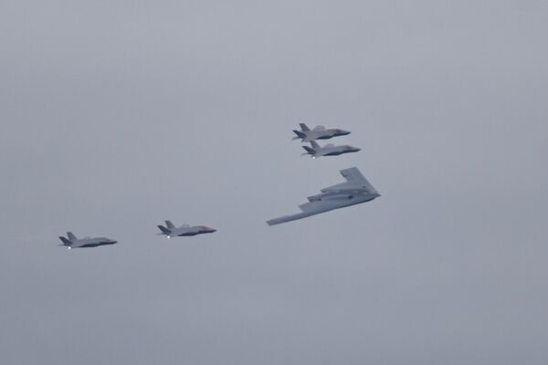 F-35 կործանիչներն ու B-2 ռմբակոծիչը Էլմենդորֆ-Ռիչարդսոն միացյալ ռազմակայանի երկնքում՝ ՌԴ-ի և ԱՄՆ-ի նախագահների հանդիպման նախաշեմին - Sputnik Արմենիա