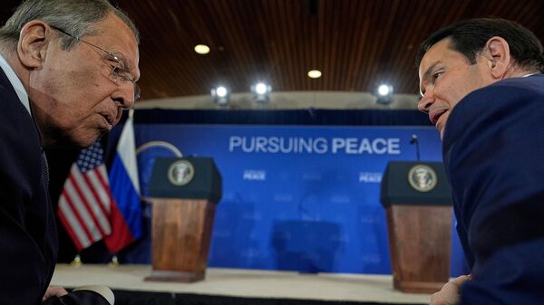 Главы внешнеполитических ведомств РФ и США Сергей Лавров и Марко Рубио перед началом совместной пресс-конференции глав РФ и США (15 августа 2025). Аляска - Sputnik Армения