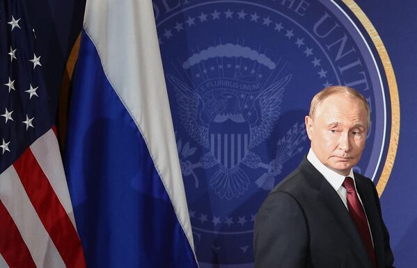 ՌԴ նախագահ Վլադիմիր Պուտինը ժամանում է մամուլի ասուլիսի սրահ - Sputnik Արմենիա