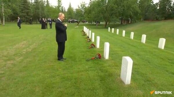 Պուտինը Թրամփի հետ բանակցություններից հետո այցելել է խորհրդային օդաչուների գերեզմանատուն Պուտինը Թրամփի հետ բանակցություններից հետո այցելել է խորհրդային օդաչուների գերեզմանատուն - Sputnik Արմենիա