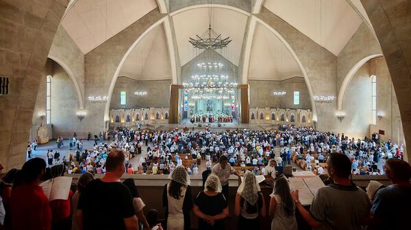 Кадры чина освящения винограда в армянских храмах после Святой литургии - Sputnik Армения