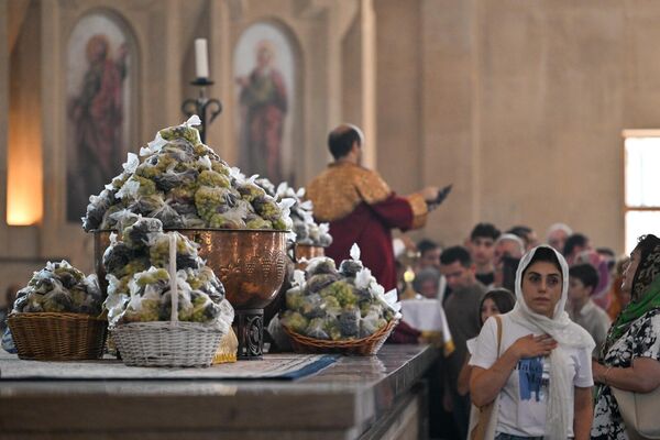 Սուրբ Գրիգոր Լուսավորիչ եկեղեցում խաղողի օհնություն է կատարվել - Sputnik Արմենիա