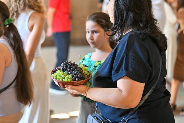 Մարդիկ խաղողը բերում են եկեղեցի&#x60; բերքն օրհնելու - Sputnik Արմենիա