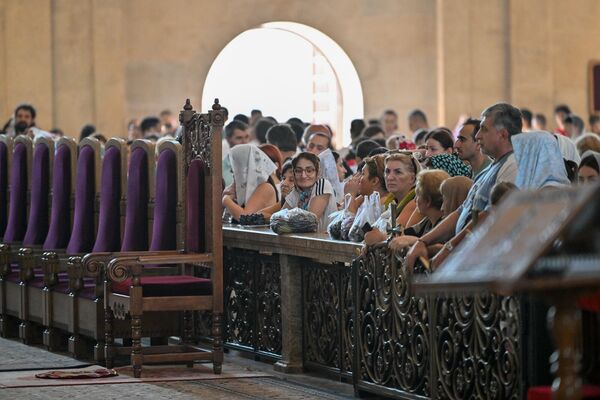 Հավատավոր ժողովուրդը պատարագի է մասնակցում - Sputnik Արմենիա