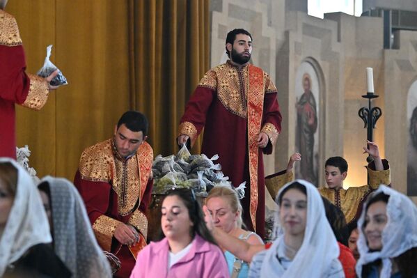 Խաղողօրհնեքի արարողությունը Երևանի Սուրբ Գրիգոր Լուսավորիչ եկեղեցում - Sputnik Արմենիա