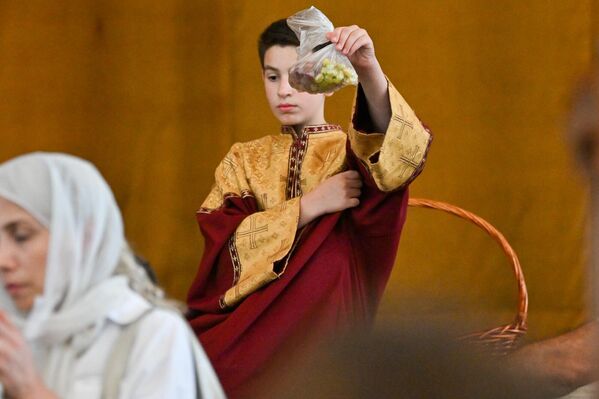 Երիտասարդ հոգևորականը Խաղողօհնեքին - Sputnik Արմենիա