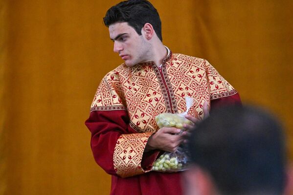 Пока апостолы плакали, Иоанн взял доску, отдал Богородице и попросил, чтобы та запечатлела на ней свой образ. - Sputnik Армения