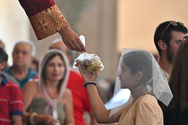 Օրհնված խաղողը բաժանվում է քաղաքացիներին - Sputnik Արմենիա