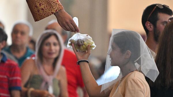 Աստվածածնի Վերափոխման պատարագն ու Խաղողօրհնեքը Սուրբ Գրիգոր Լուսավորիչ եկեղեցում - Sputnik Արմենիա