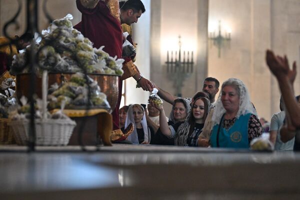 Օրհնված խաղողը բաժանվում է քաղաքացիներին - Sputnik Արմենիա