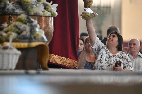 Օրհնված խաղողը բաժանվում է քաղաքացիներին - Sputnik Արմենիա