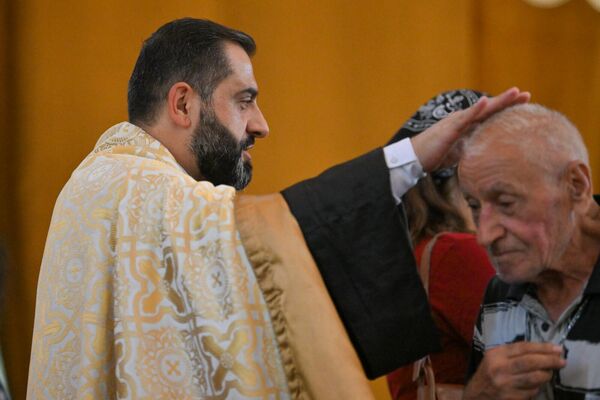 Հոգևորականն օրհնում է քաղաքացիներին - Sputnik Արմենիա