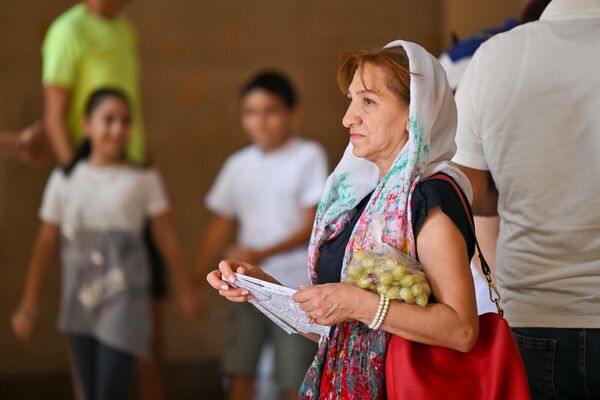 Օրհնված խաղողը բաժանվում է քաղաքացիներին - Sputnik Արմենիա