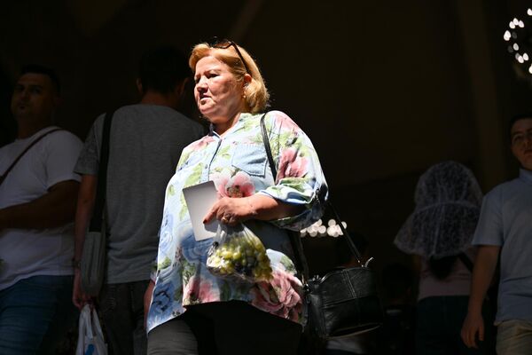 Կինն օրհնված խաղողը եկեղեցուց տանում է տուն - Sputnik Արմենիա