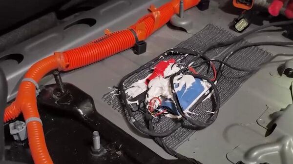 Робот-манипулятор вскрывает багажник автомобиля-бомбы - Sputnik Армения