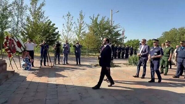 Возложение цветов памятнику Русским воинам к 198-летию победы в Ошаканской битве - Sputnik Армения