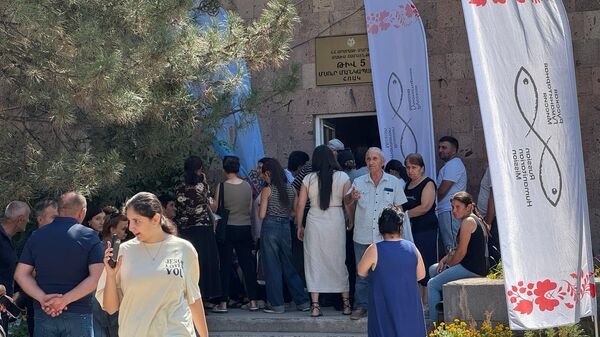 Вынужденные переселенцы из Арцаха получают помощь от Русской Гуманитарной Миссии в общине Масис - Sputnik Армения