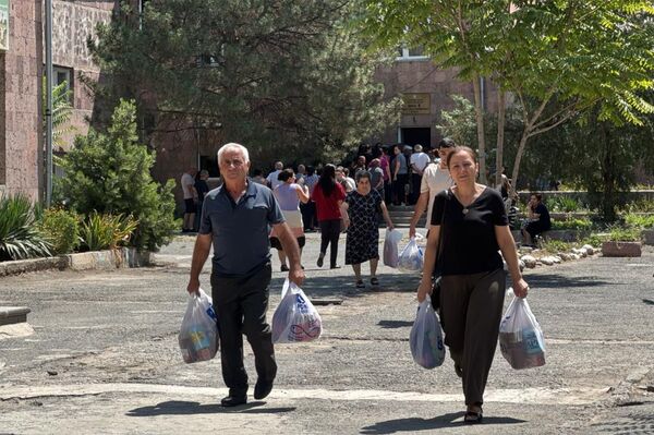 Արցախից տեղահանված շուրջ 2000 ընտանիք արդեն ռուսական մարդասիրական օգնություն է ստացել - Sputnik Արմենիա
