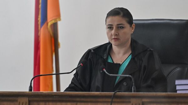 Судья Армине Меликсетян во время судебного заседания по делу предводителя Ширакской епархии архиепископа Микаэла Аджапахяна (18 августа 2025). Еревaн - Sputnik Армения