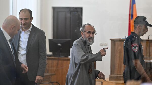 Предводитель Ширакской епархии архиепископ Микаэл Аджапахян во время судебного заседания (18 августа 2025). Еревaн - Sputnik Армения