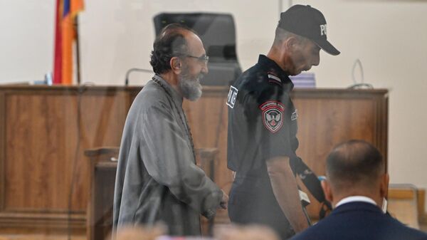 Предводитель Ширакской епархии архиепископ Микаэл Аджапахян во время судебного заседания (18 августа 2025). Еревaн - Sputnik Армения