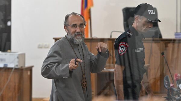 Предводитель Ширакской епархии архиепископ Микаэл Аджапахян во время судебного заседания (18 августа 2025). Еревaн - Sputnik Армения