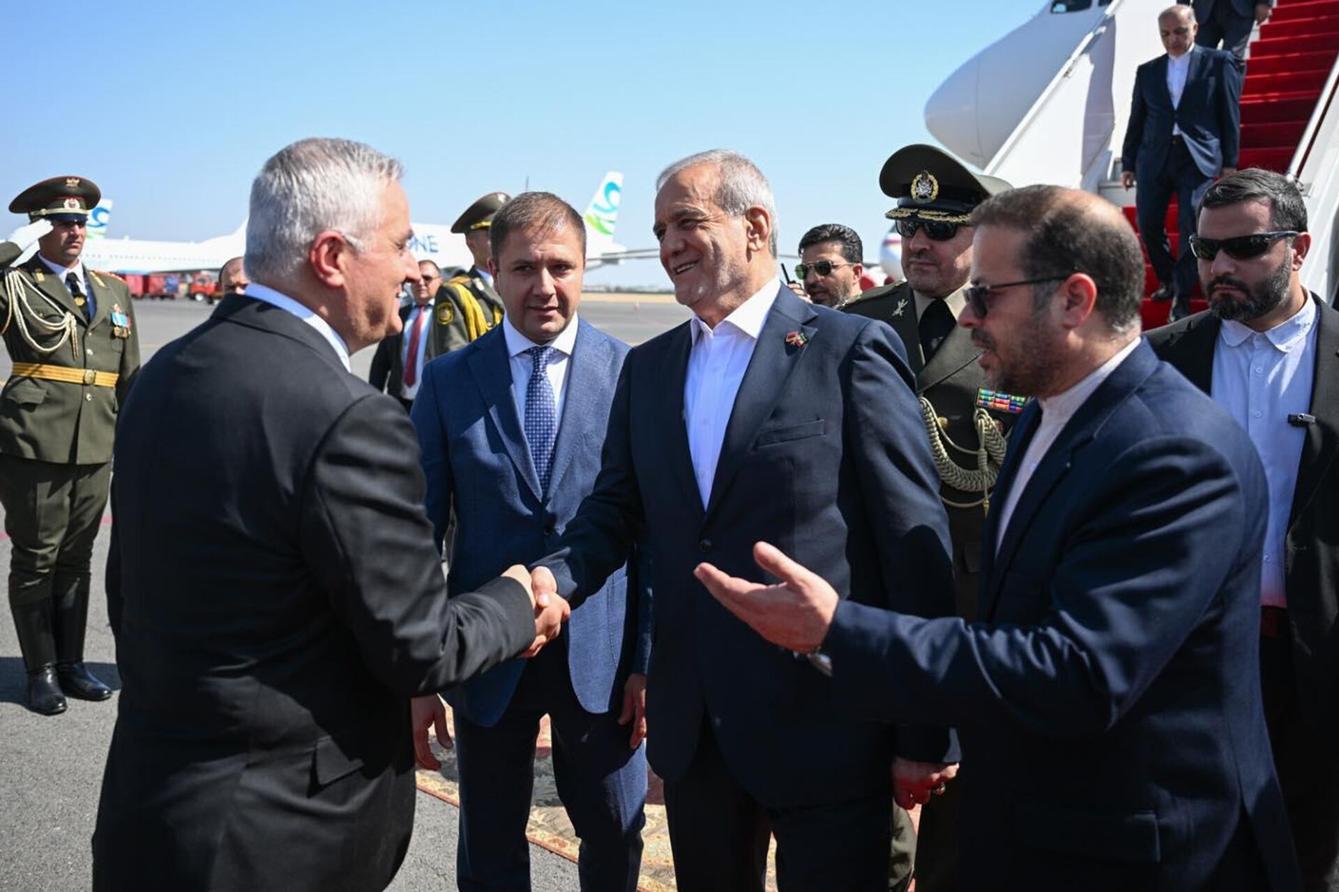 Вице-премьер Мгер Григорян встретил президента Ирана Масуда Пезешкиана в аэропорту Звартноц (18 августа 2025). Еревaн - Sputnik Արմենիա, 1920, 18.08.2025