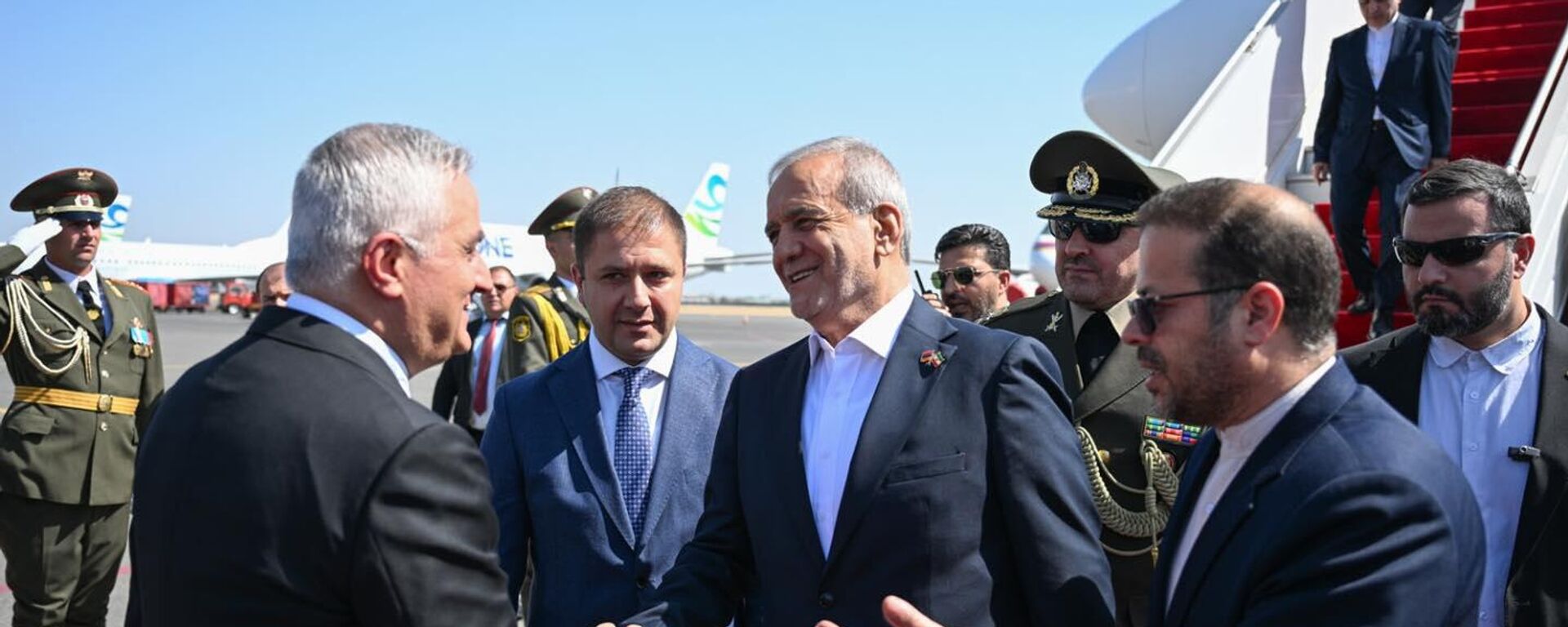 Вице-премьер Мгер Григорян встретил президента Ирана Масуда Пезешкиана в аэропорту Звартноц (18 августа 2025). Еревaн - Sputnik Армения, 1920, 18.08.2025