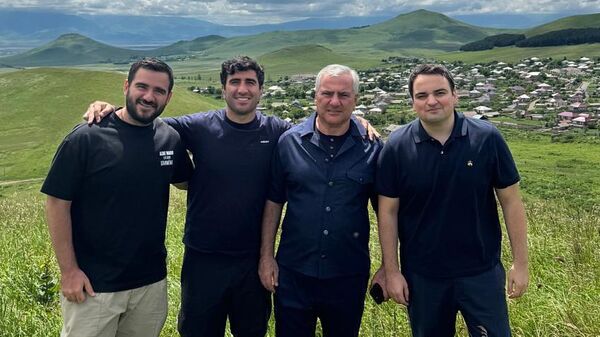 Սամվել Կարապետյանը` որդիների` Կարեն և Սարգիս Կարապետյանների և եղբորորդու` Նարեկ կարապետյանի հետ - Sputnik Արմենիա