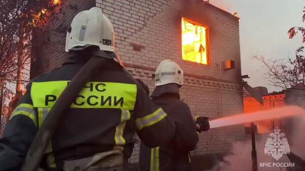 В Станично-Луганском районе сотрудники МЧС России непрерывно тушат природный пожар - Sputnik Армения