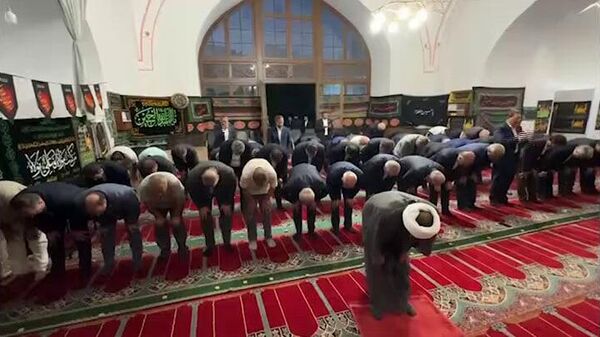 Իրանի նախագահը նամազ է արել Երևանի Կապույթ մզկիթում - Sputnik Արմենիա