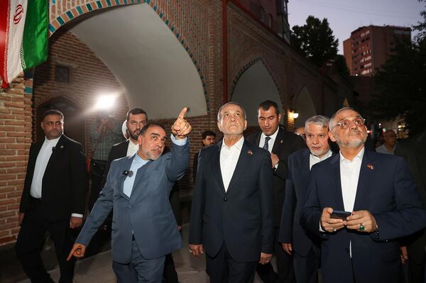 Իրանի նախագահ Մասուդ Փեզեշքիանը Երևանի Կապույթ մզկիթում - Sputnik Արմենիա