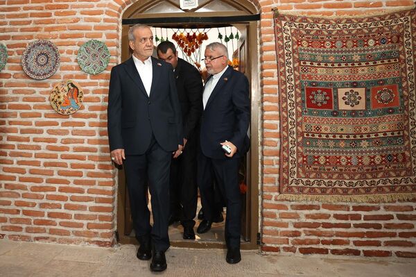 Իրանի նախագահ Մասուդ Փեզեշքիանը Երևանի Կապույթ մզկիթում - Sputnik Արմենիա