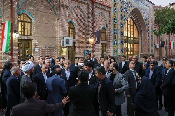 Իրանի նախագահ Մասուդ Փեզեշքիանը Երևանի Կապույթ մզկիթում - Sputnik Արմենիա