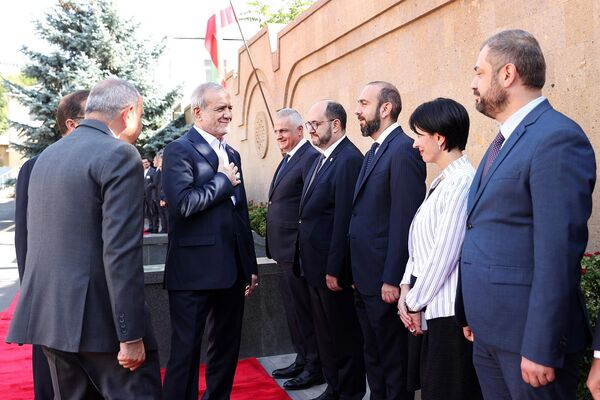 Իրանի նախագահ Մասուդ Փեզեշքիանի դիմավորման հանդիսավոր արարողությունը - Sputnik Արմենիա