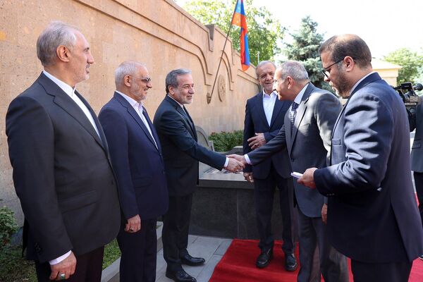 Իրանի նախագահ Մասուդ Փեզեշքիանի դիմավորման հանդիսավոր արարողությունը - Sputnik Արմենիա