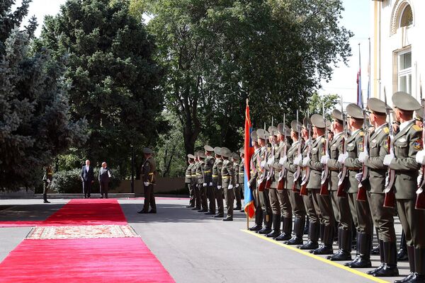 Իրանի նախագահ Մասուդ Փեզեշքիանի դիմավորման հանդիսավոր արարողությունը - Sputnik Արմենիա