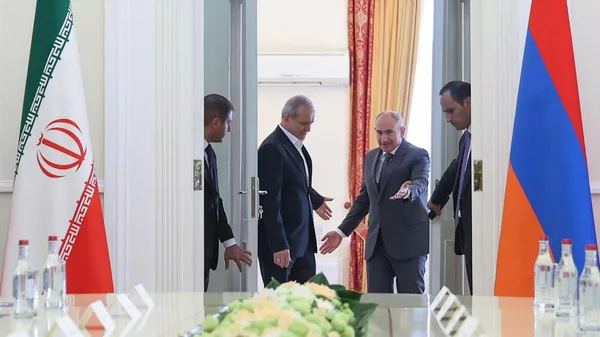 Встреча премьер-министра Никола Пашиняна с президентом Ирана Масудом Пезешкианом в расширенном составе (19 августа 2025). Еревaн - Sputnik Армения
