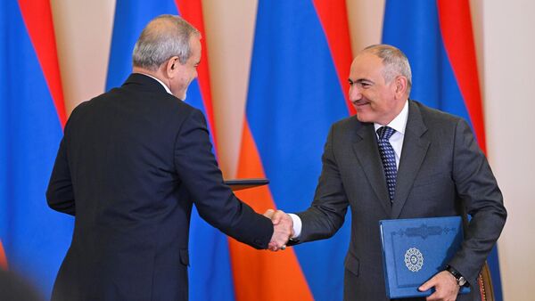 Նիկոլ Փաշինյանի և Մասուդ Փեզեշքիանի հանդիպումը Երևանում - Sputnik Արմենիա