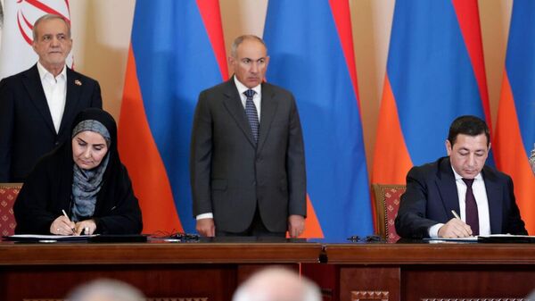 Председатель Комитета градостроительства Егиазар Варданян и министр дорог и градостроительства Ирана Фарзане Садег во время подписания двусторонних документов (19 августа 2025). Еревaн - Sputnik Армения
