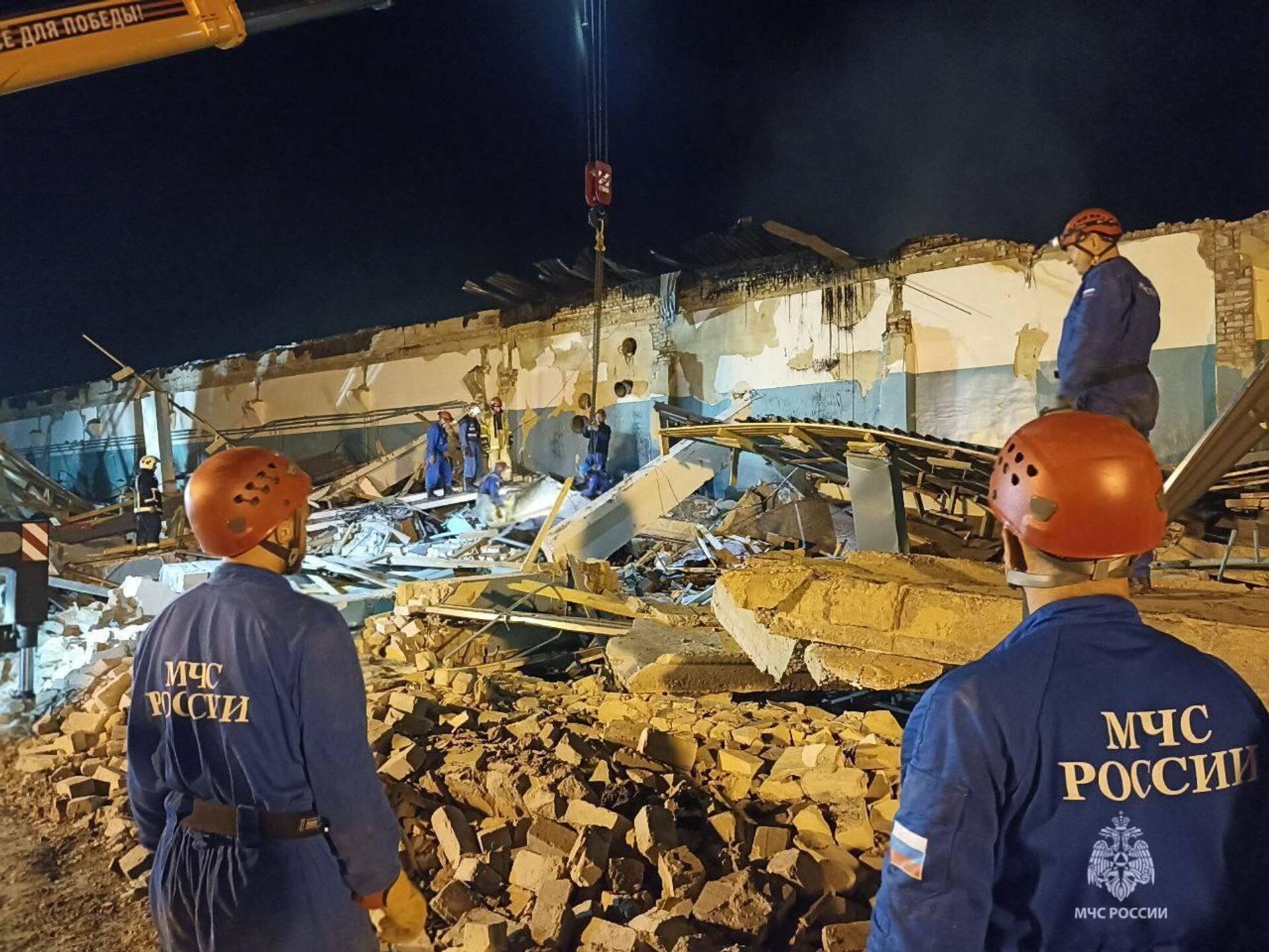 Сотрудники МЧС России непрерывно работают на месте происшествия в Рязанской области - Sputnik Армения, 1920, 19.08.2025