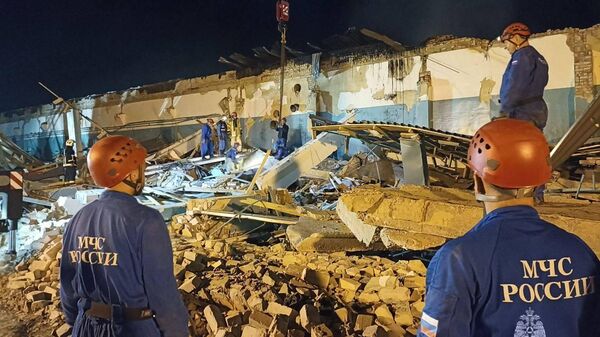 Сотрудники МЧС России непрерывно работают на месте происшествия в Рязанской области - Sputnik Армения