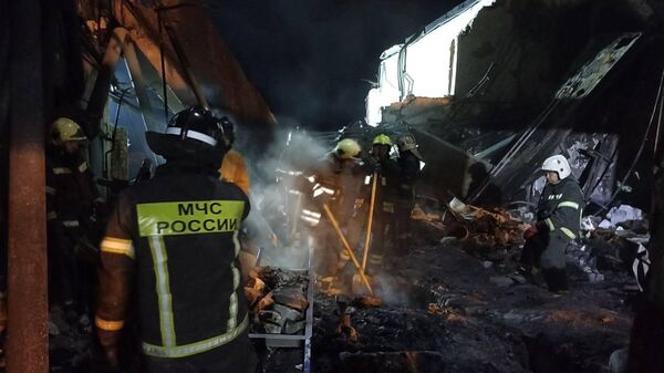 Сотрудники МЧС России непрерывно работают на месте происшествия в Рязанской области - Sputnik Армения