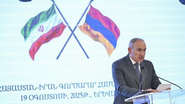 Никол Пашинян и Масуд Пезешкиан приняли участие в открытии армяно-иранского бизнес-форума (19 августа 2025). Еревaн Никол Пашинян и Масуд Пезешкиан приняли участие в открытии армяно-иранского бизнес-форума (19 августа 2025). Еревaн - Sputnik Армения