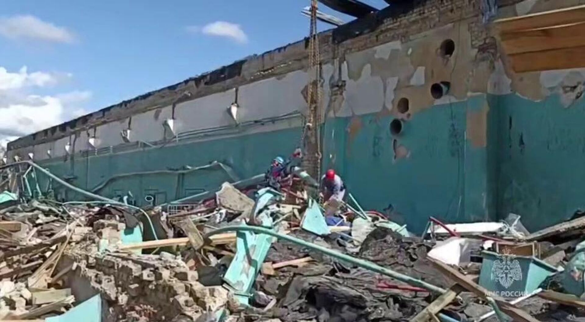 Сотрудники МЧС России работают на месте происшествия в Рязанской области - Sputnik Армения, 1920, 19.08.2025