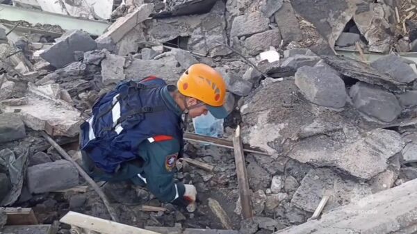 Сотрудники МЧС России работают на месте происшествия в Рязанской области - Sputnik Արմենիա