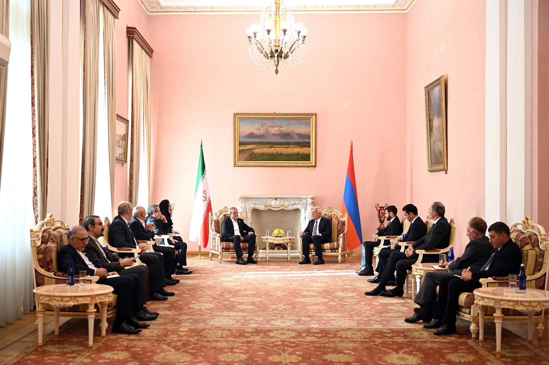 Президент Ваагн Хачатурян встретился в президентской резиденции с Президентом Исламской Республики Иран Масудом Пезешкяном, находящимся в Армении с официальным визитом (19 августа 2025). Еревaн - Sputnik Արմենիա, 1920, 19.08.2025