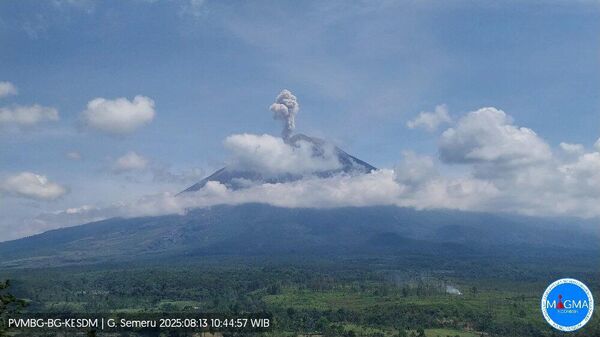 Семеру — самый высокий действующий вулкан на острове Ява в Индонезии - Sputnik Армения